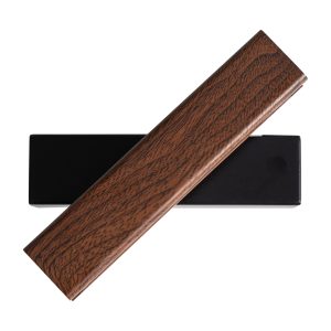 Aplique Ariel de estilo contemporáneo fabricado en aluminio en color marrón combinado con acero en color negro y acrílico en color blanco roto.