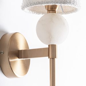 Aplique Celine de estilo art deco fabricado en alabastro en color blanco combinado con acero en color oro y poliéster en color blanco.