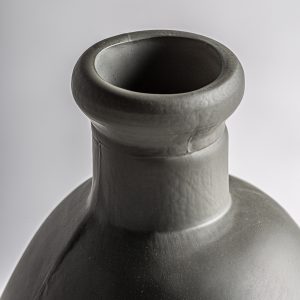 Jarrón Soglio de estilo contemporáneo fabricado en vidrio en color gris con acabado mate.
