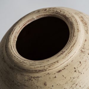 Tinaja fabricado en terracota en color beige.