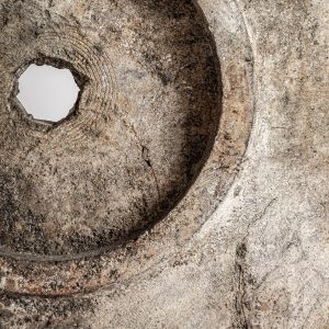 Figura decorativa de estilo étnico fabricado en madera suar en color tonos en marrón combinado con hierro en color negro. Producto desmontable.