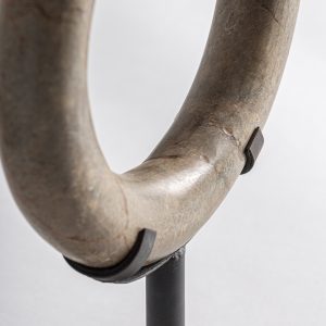 Figura decorativa de estilo nórdico fabricado en mármol en color marrón combinado con hierro en color negro.