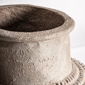 Tinaja Donie de estilo clásico fabricado en cemento en color beige.