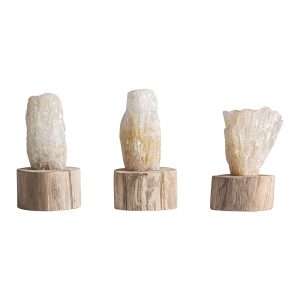 Figura decorativa surtido 0 de estilo nórdico fabricado en cristal en color marfil combinado con madera de teka en color marrón claro.