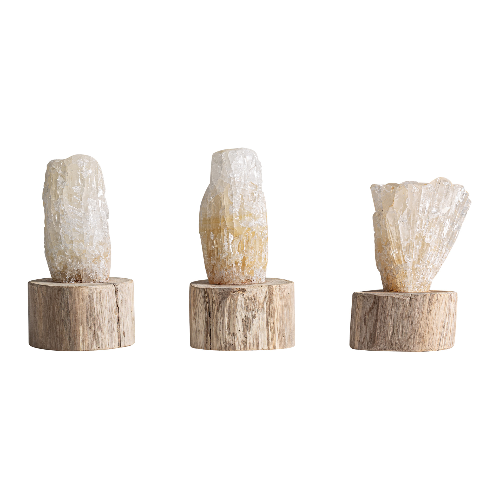 Figura decorativa surtido 0 de estilo nórdico fabricado en cristal en color marfil combinado con madera de teka en color marrón claro.