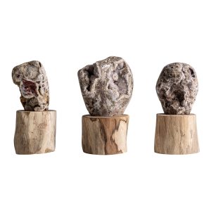 Figura decorativa surtido 0 de estilo nórdico fabricado en cristal en color tonos en marrón combinado con madera de teka en color marrón claro.