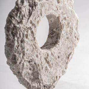 Figura decorativa de estilo nórdico fabricado en piedra en color blanco roto combinado con hierro en color negro.