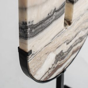 Figura decorativa de estilo nórdico fabricado en mármol en color tonos neutros combinado con hierro en color negro. Producto desmontable.