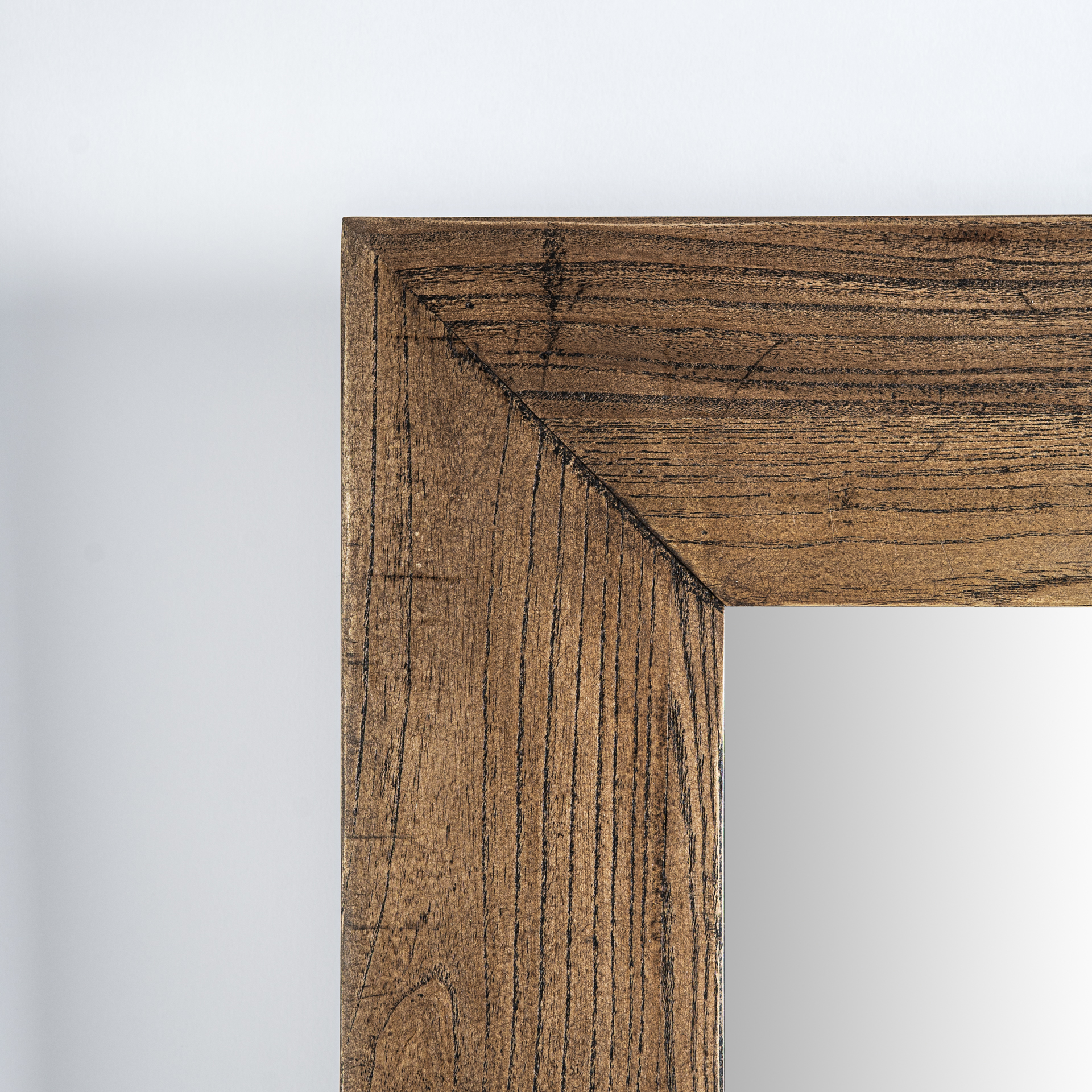 Espejo Norvik de estilo contemporáneo fabricado en madera de olmo en color marrón combinado con espejo.