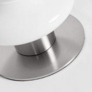 Lámpara de sobremesa Tiare de estilo contemporáneo fabricado en cristal en color blanco combinado con hierro en color plata. Producto desmontable.