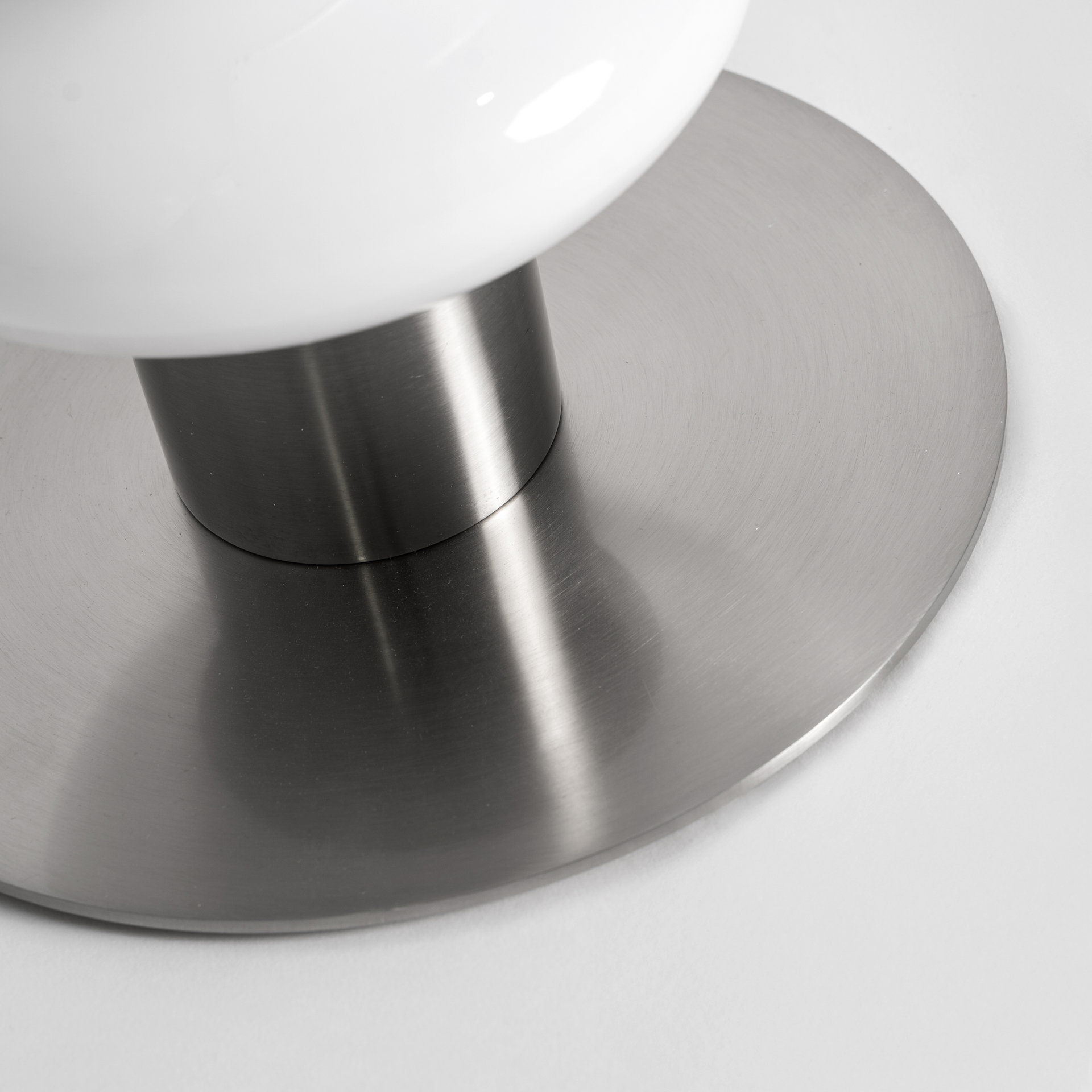 Lámpara de pie Tiare de estilo contemporáneo fabricado en cristal en color blanco combinado con hierro en color plata. Producto desmontable.