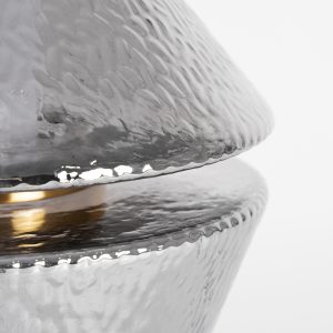 Lámpara de sobremesa Aine de estilo vintage fabricado en cristal en color gris combinado con hierro en color oro.