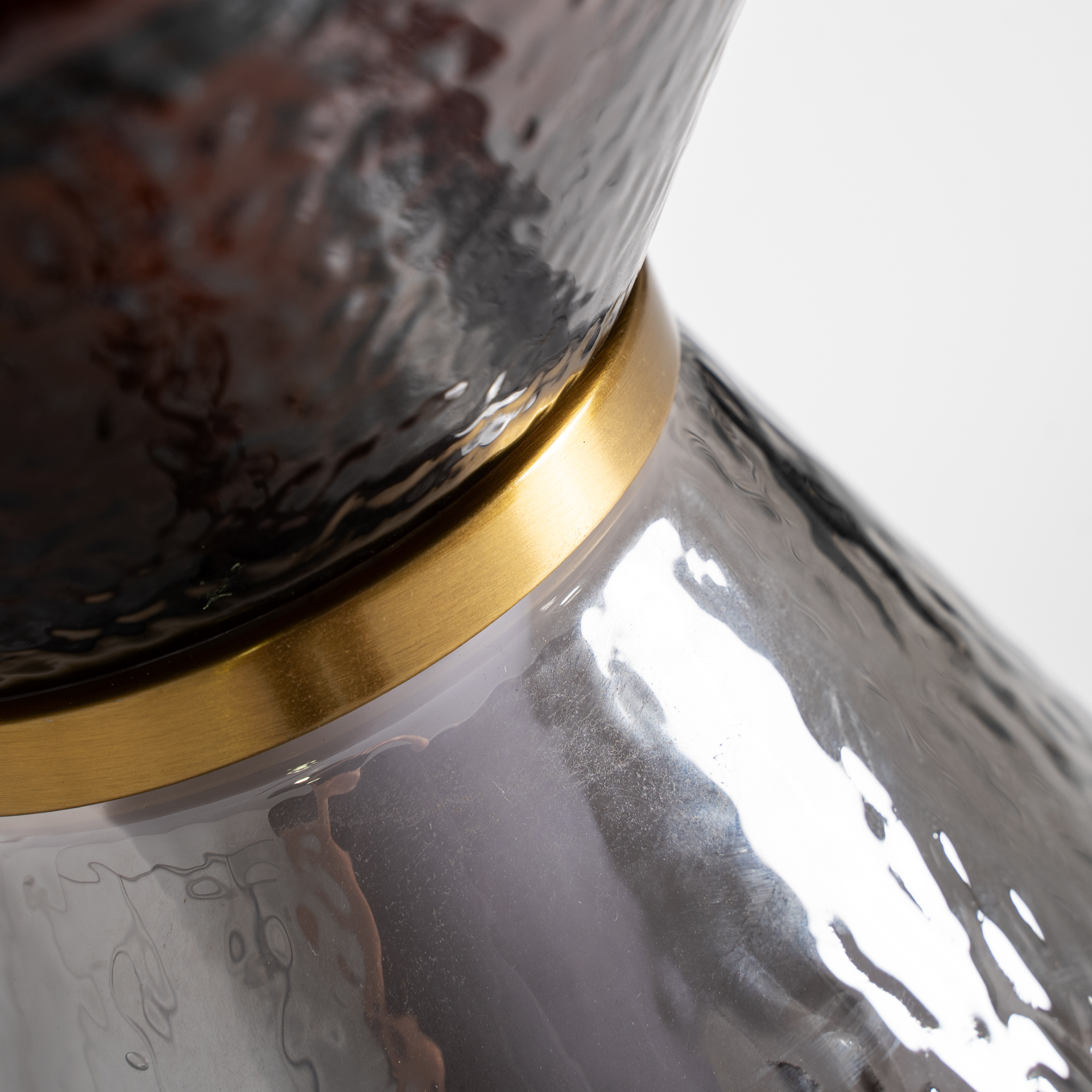 Lámpara de pie Narel de estilo vintage fabricado en cristal en color gris combinado con hierro en color oro.