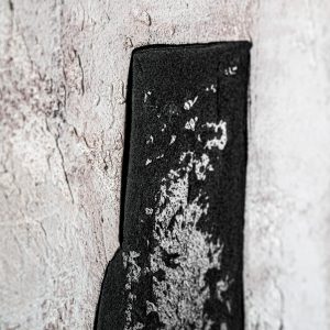 Cuadro Kurt de estilo contemporáneo fabricado en lienzo en color tonos neutros combinado con madera de pino en color marrón.