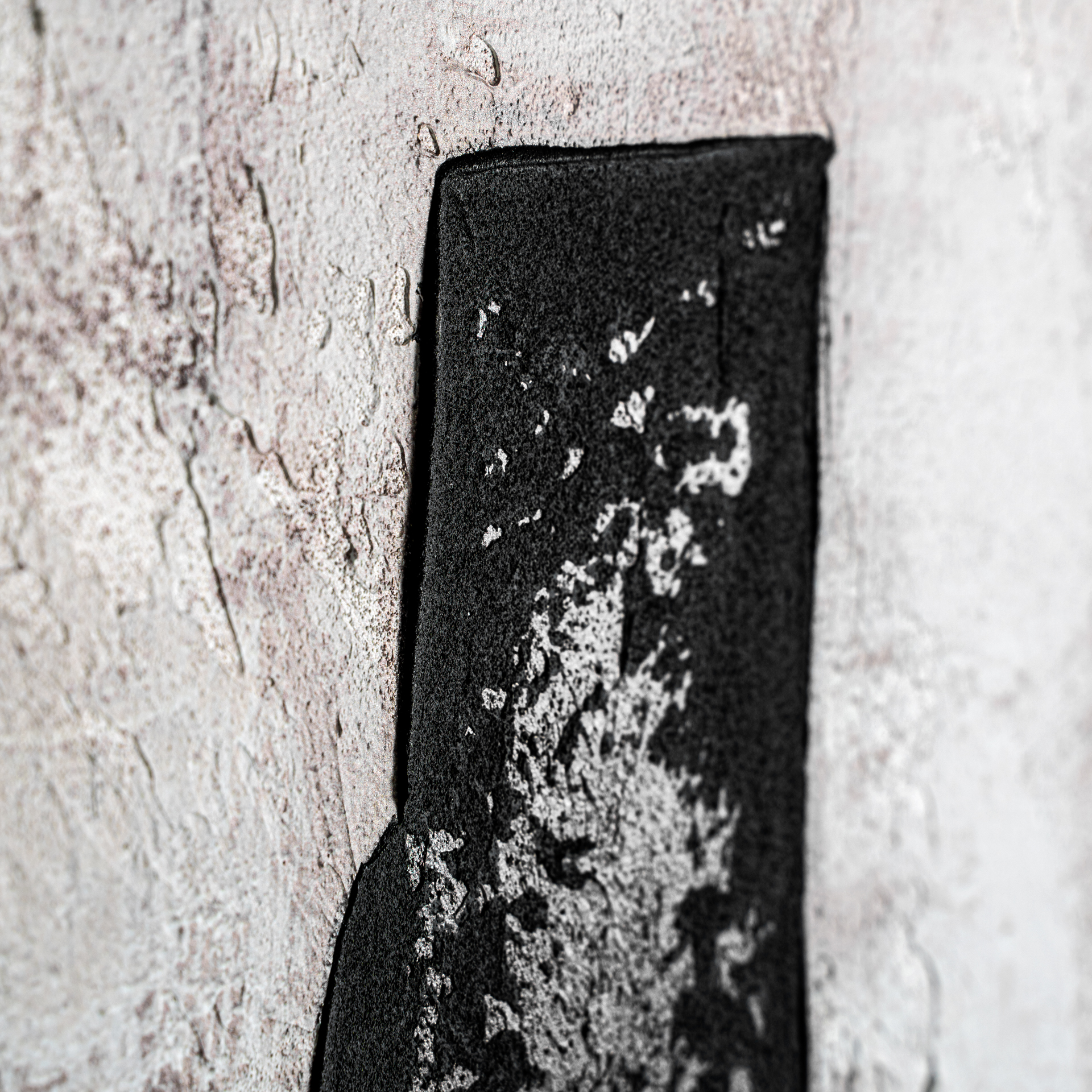 Cuadro Kurt de estilo contemporáneo fabricado en lienzo en color tonos neutros combinado con madera de pino en color marrón.