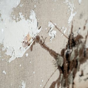 Cuadro Radel de estilo contemporáneo fabricado en lienzo en color tonos neutros combinado con madera de pino en color marrón.