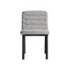 Silla Jacquard de estilo contemporáneo fabricado en madera de olmo en color negro combinado con poliéster en color gris.