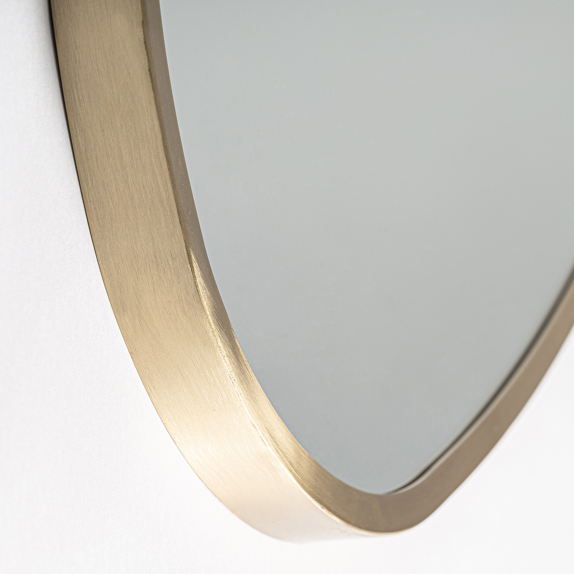 Espejo Rinhe de estilo art deco fabricado en acero en color oro combinado con espejo.