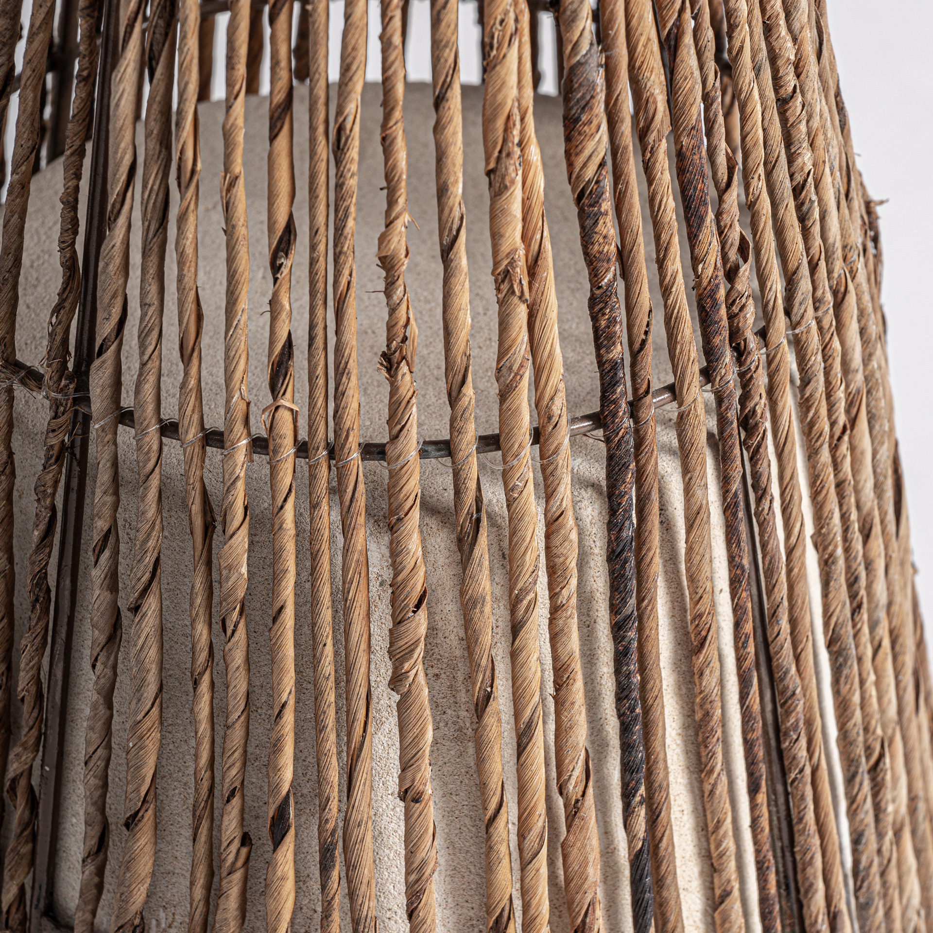 Figura decorativa de estilo contemporáneo fabricado en banano en color marrón combinado con hierro y cemento.