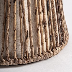 Figura decorativa de estilo contemporáneo fabricado en banano en color marrón combinado con hierro y cemento.