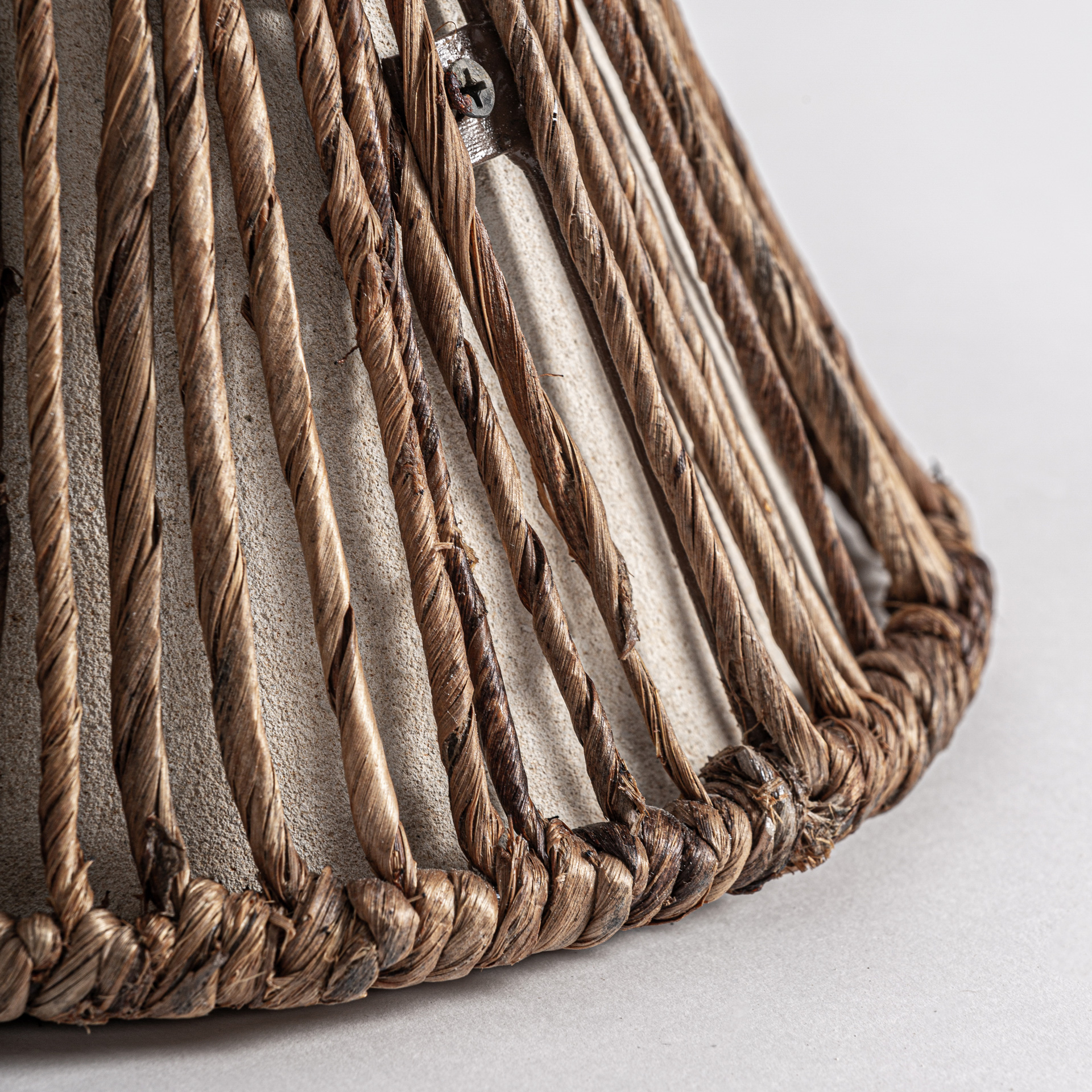 Figura decorativa de estilo contemporáneo fabricado en banano en color marrón combinado con hierro y cemento.