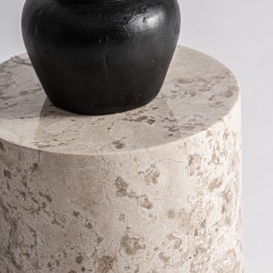 Figura decorativa Soma de estilo minimalista fabricado en terracota en color negro con acabado mate combinado con mármol en color beige y aluminio. Producto desmontable.