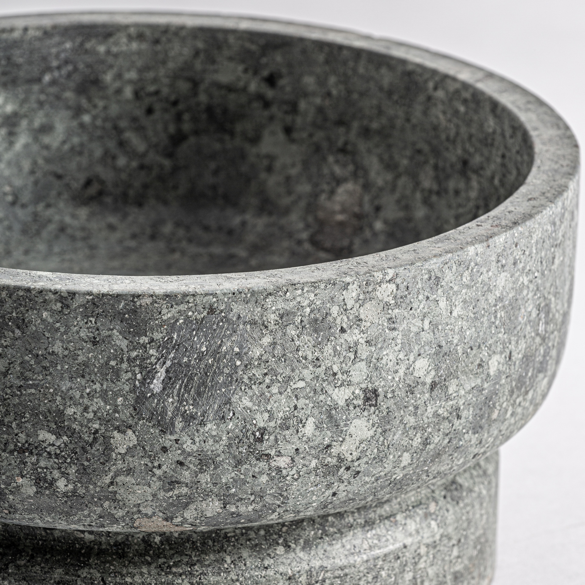 Centro de mesa Basu de estilo contemporáneo fabricado en mármol en color gris con acabado rugoso.