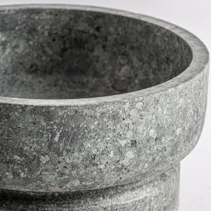 Centro de mesa Basu de estilo contemporáneo fabricado en mármol en color gris con acabado rugoso.