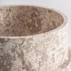 Centro de mesa Trava de estilo contemporáneo fabricado en mármol en color beige con acabado mate.