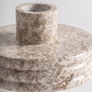 Jarrón Trava de estilo contemporáneo fabricado en mármol en color beige con acabado mate.