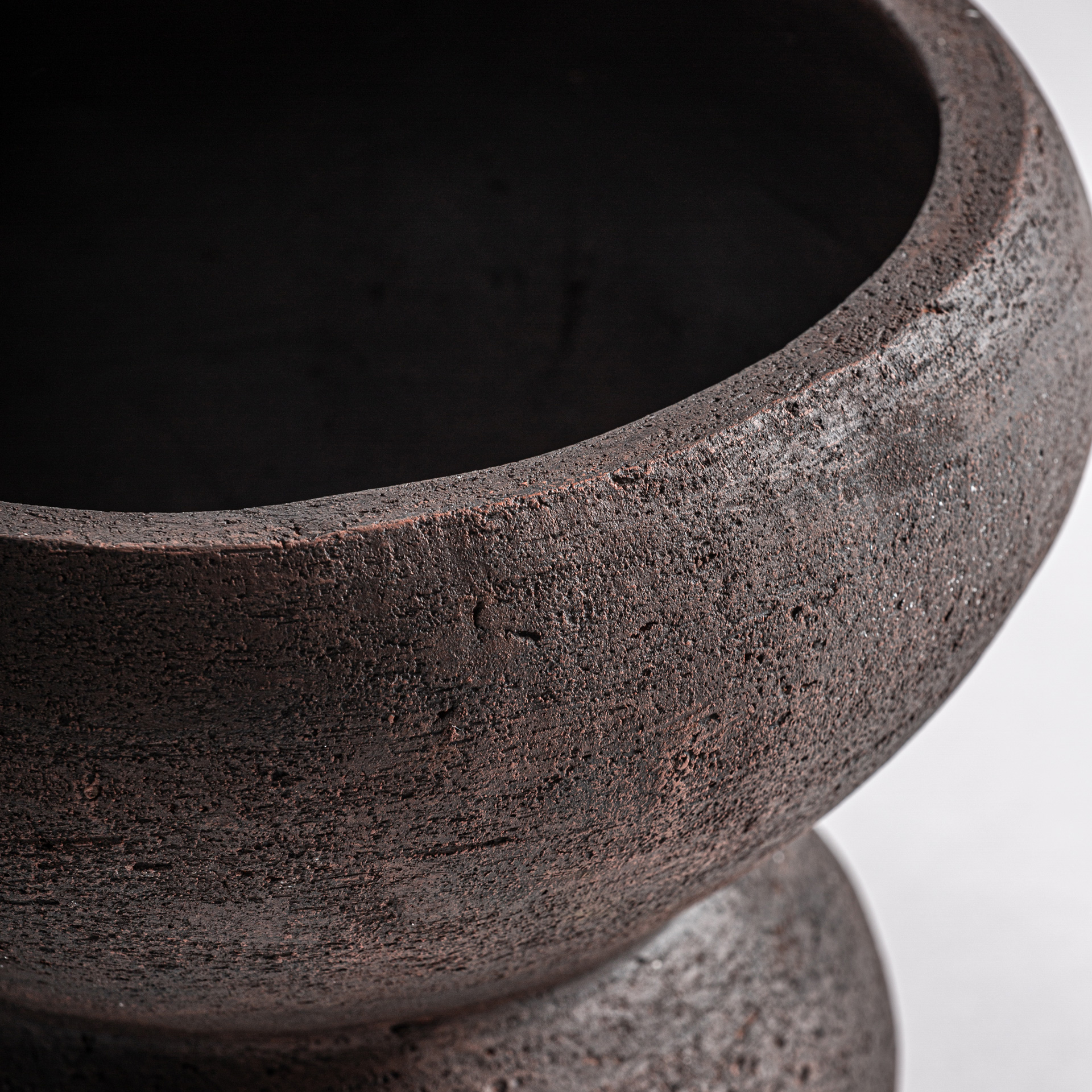 Jarrón Okar de estilo contemporáneo fabricado en terracota en color terracota con acabado mate.