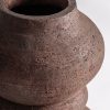 Jarrón Okar de estilo contemporáneo fabricado en terracota en color terracota con acabado mate.