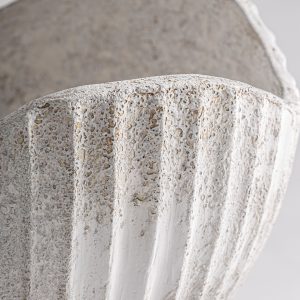 Centro de mesa Lumo de estilo contemporáneo fabricado en terracota en color blanco roto con acabado texturizado.