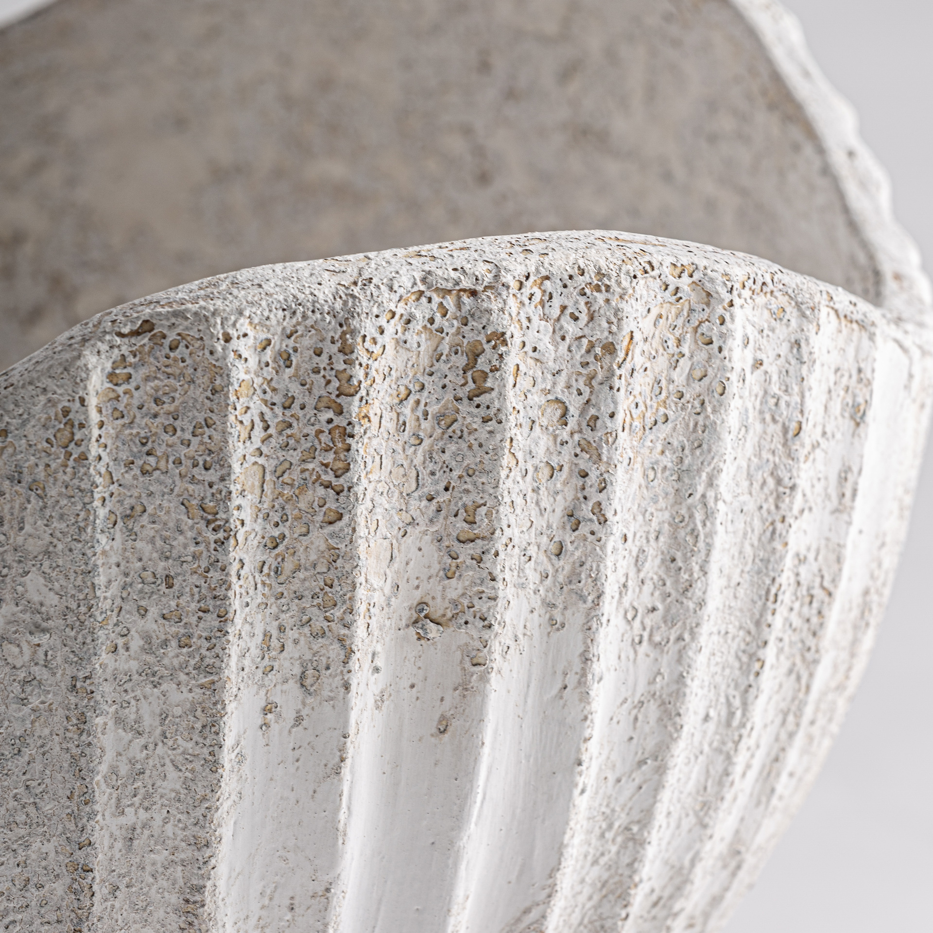 Centro de mesa Lumo de estilo contemporáneo fabricado en terracota en color blanco roto con acabado texturizado.