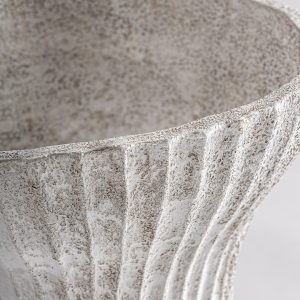 Centro de mesa Lumo de estilo contemporáneo fabricado en terracota en color blanco roto con acabado texturizado.