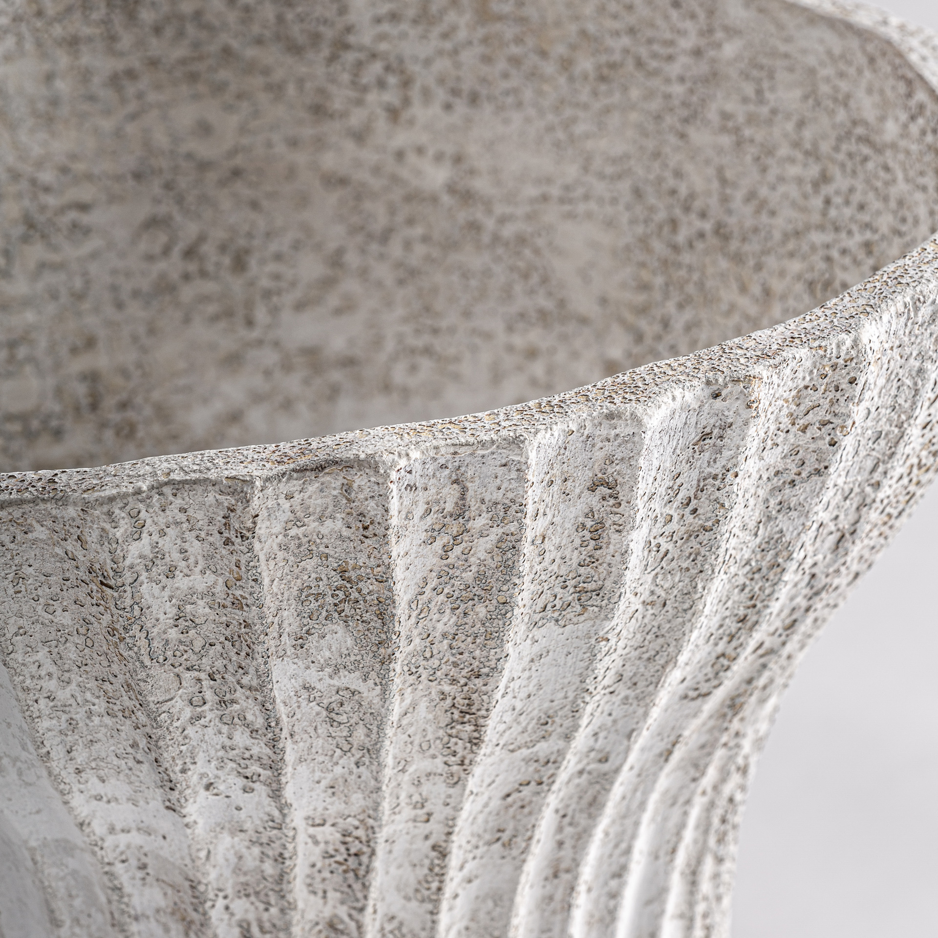 Centro de mesa Lumo de estilo contemporáneo fabricado en terracota en color blanco roto con acabado texturizado.