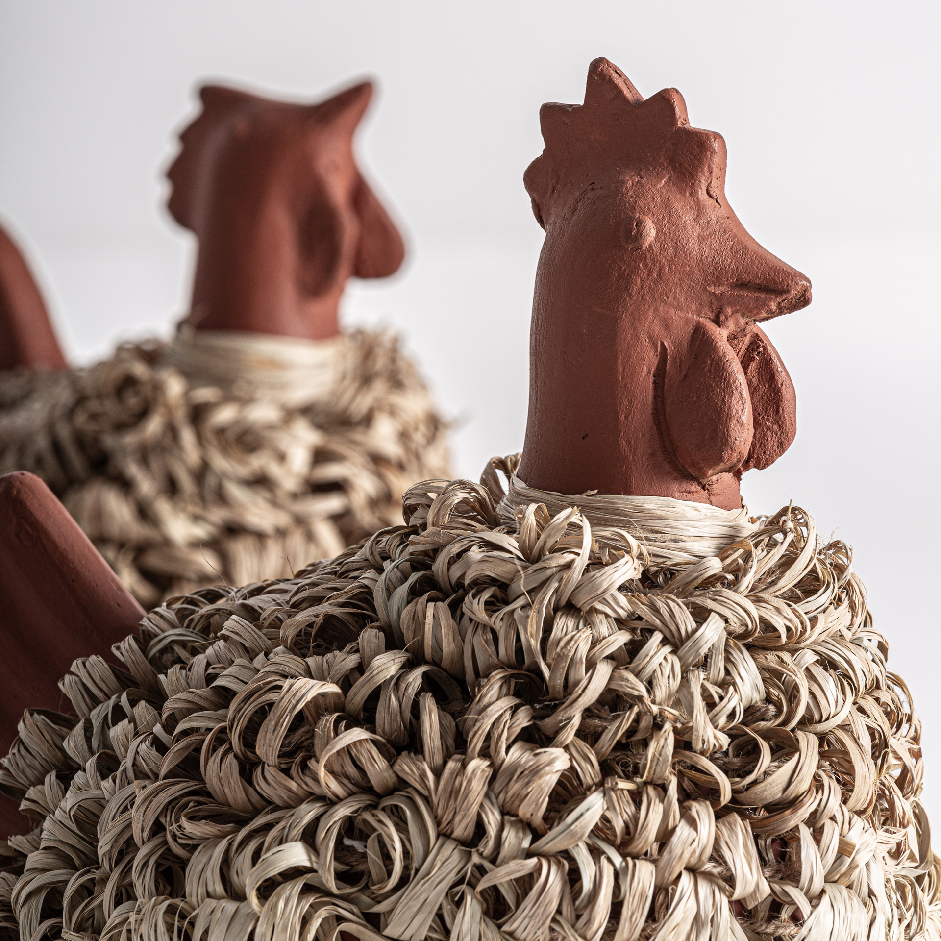 Figura animal j 2 fabricado en terracota en color terracota combinado con rafia en color beige.