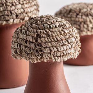 Figura j 3 fabricado en terracota en color terracota combinado con rafia en color beige.