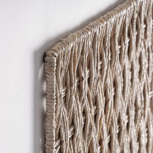 Panel decorativo Naim de estilo boho fabricado en banano en color arena combinado con hierro.