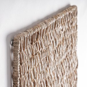 Panel decorativo Jerges de estilo boho fabricado en banano en color arena combinado con hierro.