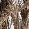 Planta Areca de estilo boho fabricado en fibra natural en color tonos neutros. Producto desmontable.