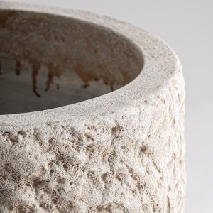 Macetero Brod de estilo contemporáneo fabricado en cemento en color blanco roto combinado con fibra de vidrio.