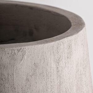 Tinaja Cieza de estilo clásico fabricado en cemento en color gris con acabado mate combinado con fibra de vidrio.