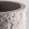 Macetero Brod de estilo contemporáneo fabricado en cemento en color blanco roto combinado con fibra de vidrio.