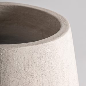 Tinaja Stevie de estilo contemporáneo fabricado en cemento en color beige combinado con fibra de vidrio.