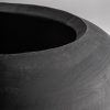 Macetero Gloria de estilo contemporáneo fabricado en cemento en color negro combinado con fibra de vidrio.