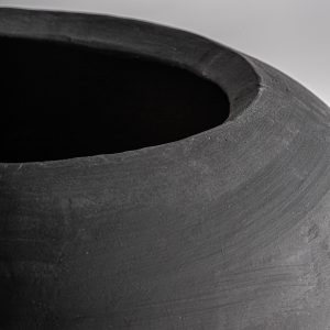 Macetero Gloria de estilo contemporáneo fabricado en cemento en color negro combinado con fibra de vidrio.