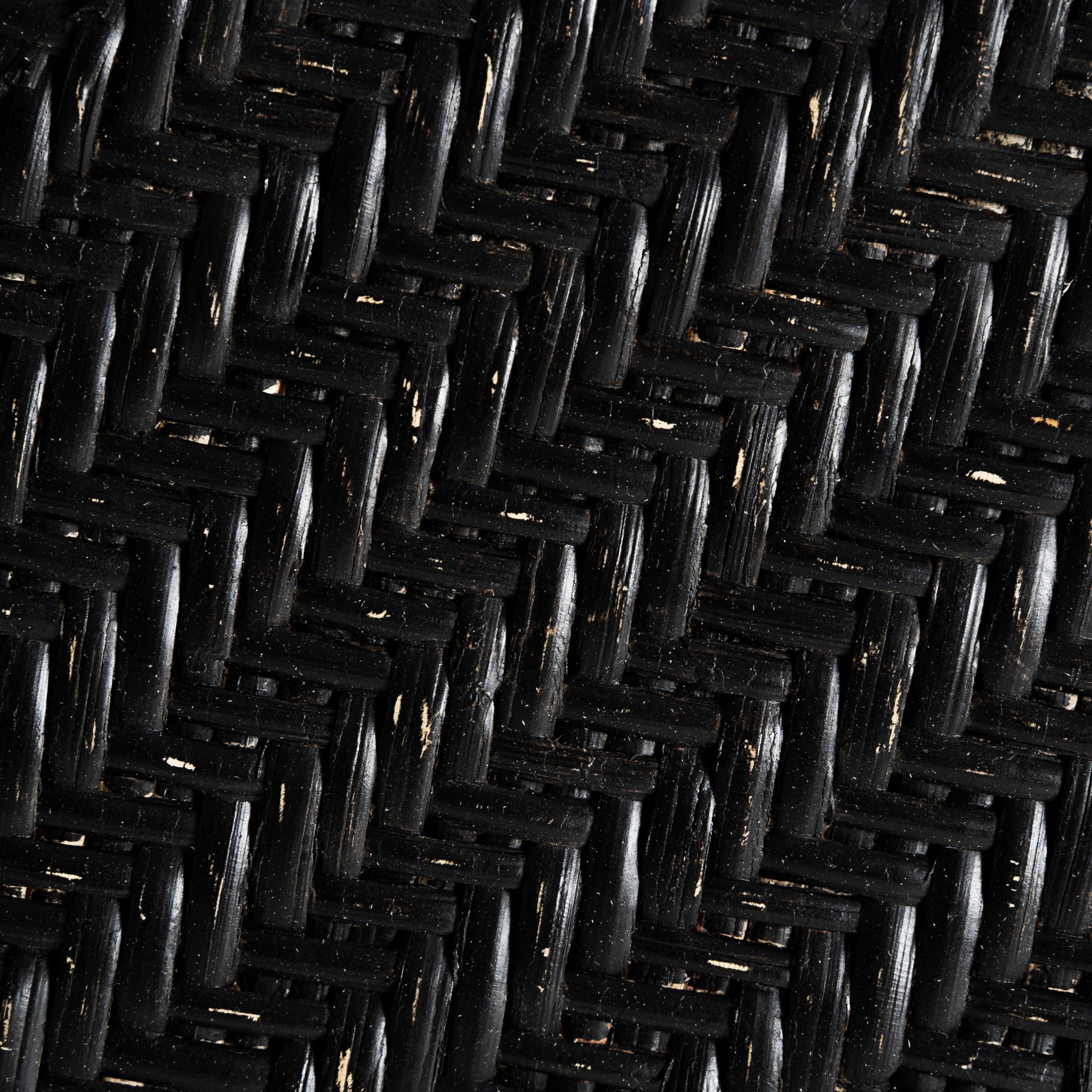 Panel decorativo Phil de estilo boho fabricado en ratán en color negro.