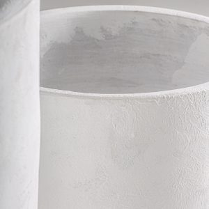 Macetero j 2 de estilo contemporáneo fabricado en terracota en color blanco roto. Producto apilable.
