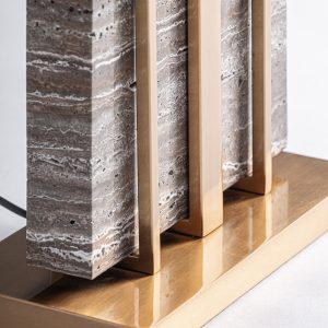 Lámpara de sobremesa Gia de estilo contemporáneo fabricado en mármol en color gris combinado con hierro en color dorado y poliéster en color crema. Producto desmontable.